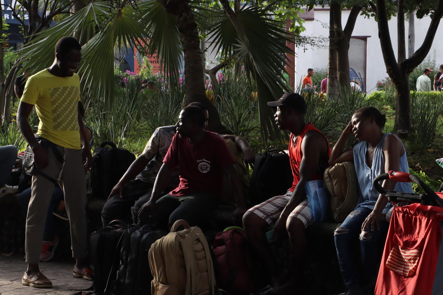 Imagen de archivo de migrantes que descansan en un plaza publica en Tapachula (México). EFE/ Juan Manuel Blanco