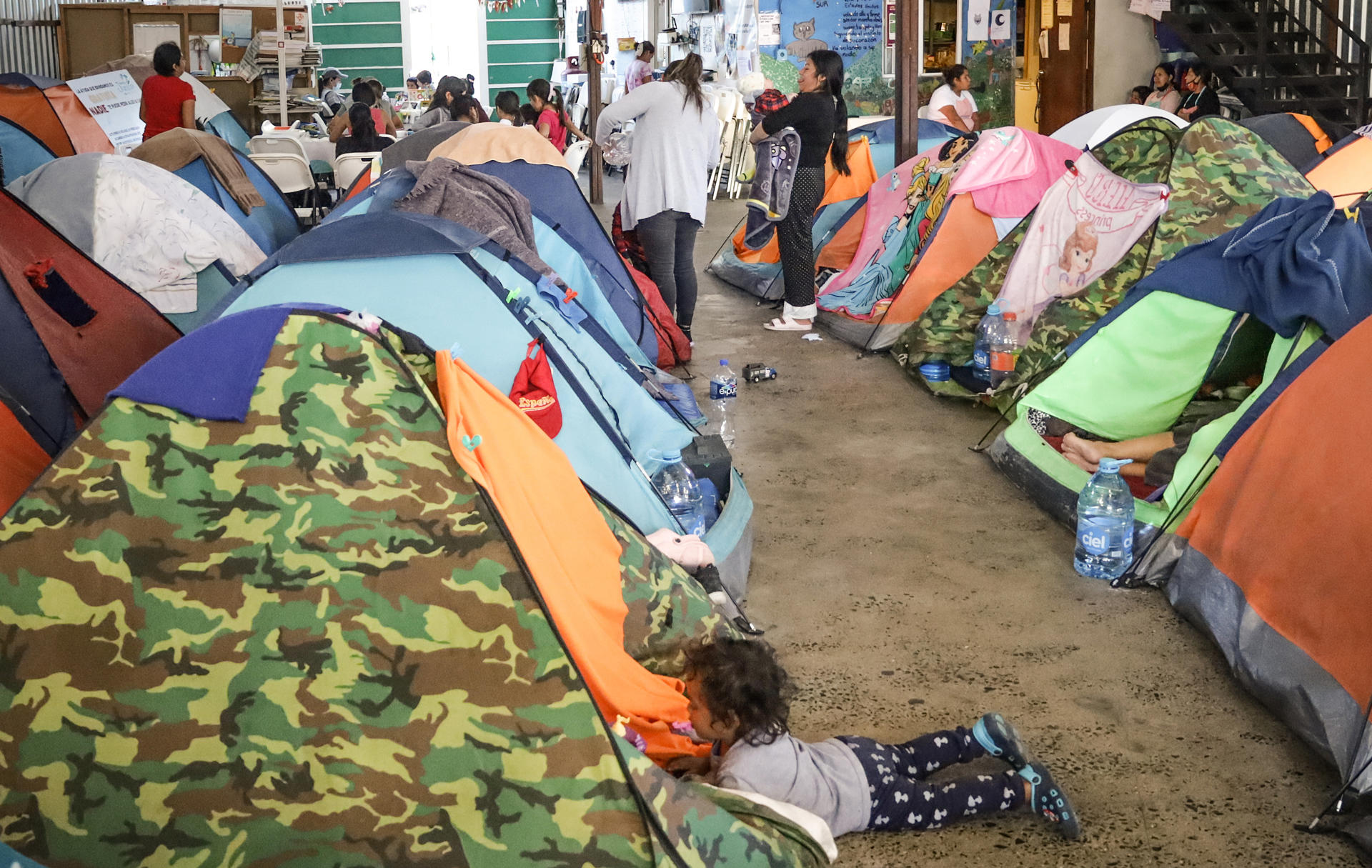 Migrantes permanecen en el albergue Movimiento Juventud 2000, en espera de resolver su situación migratoria, este viernes en la ciudad de Tijuana en Baja California (México). EFE/Joebeth Terriquez
