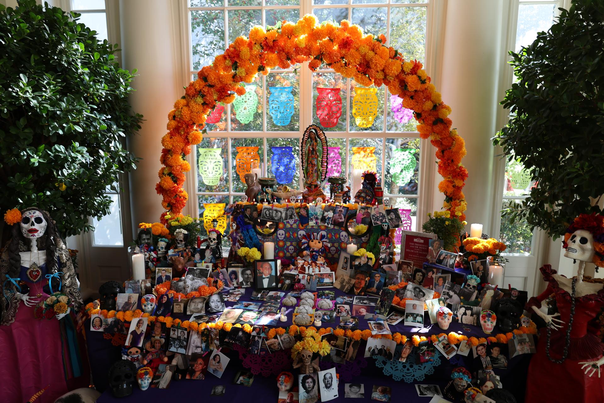 Fotografía de un altar compuesto por decorados con calaveras de azúcar, catrinas, pan de muerto, velas, papel picado y figuras mexicanas como alebrijes, colocado este jueves en la Casa Blanca en Washington (EE.UU.). EFE/ Octavio Guzmán
