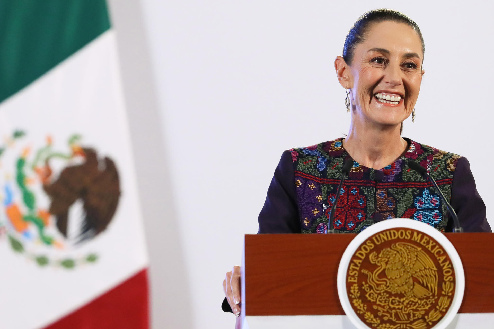 La presidenta de México Claudia Sheinbaum, habla en una rueda de prensa este jueves, en el Palacio Nacional, en la Ciudad de México (México). EFE/ Mario Guzmán
