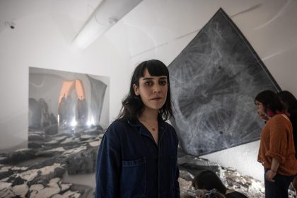 La artista Yolanda Ceballos, posa durante la presentación de su obra 'Aquí siempre es jueves', este miércoles, en el Patio de las Esculturas del Museo de Arte contemporáneo de Monterrey (México). EFE/ Miguel Sierra.