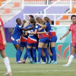 Jugadoras de la selección sub-17 de Estados Unidos celebran uno de los cinco goles que infligieron este martes a la de Corea del Sur en Santiago de los Caballeros, resultado que les garantizó el paso a los cuartos de final del Mundial de República Dominicana. EFE/ Diana Sánchez