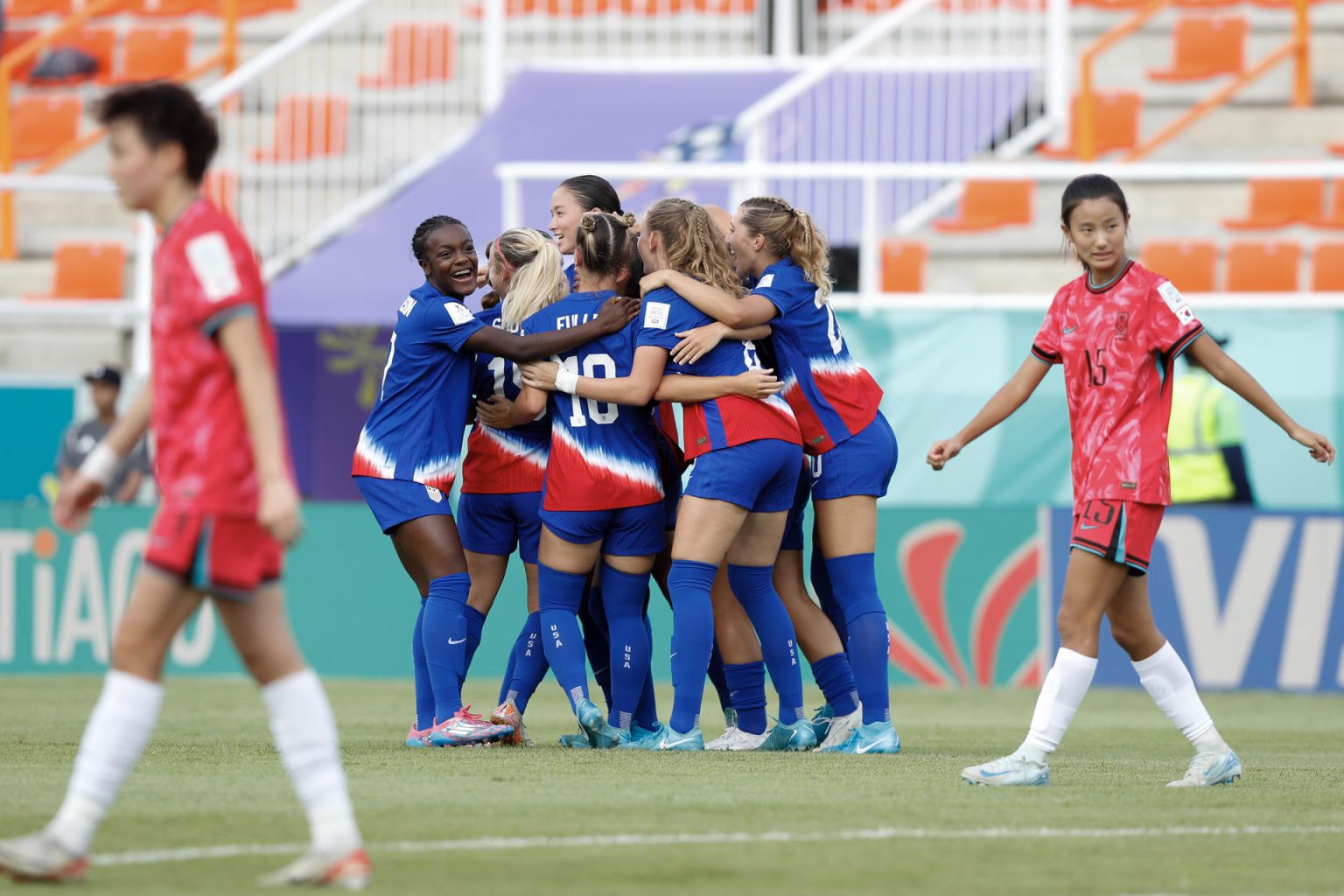 Jugadoras de la selección sub-17 de Estados Unidos celebran uno de los cinco goles que infligieron este martes a la de Corea del Sur en Santiago de los Caballeros, resultado que les garantizó el paso a los cuartos de final del Mundial de República Dominicana. EFE/ Diana Sánchez