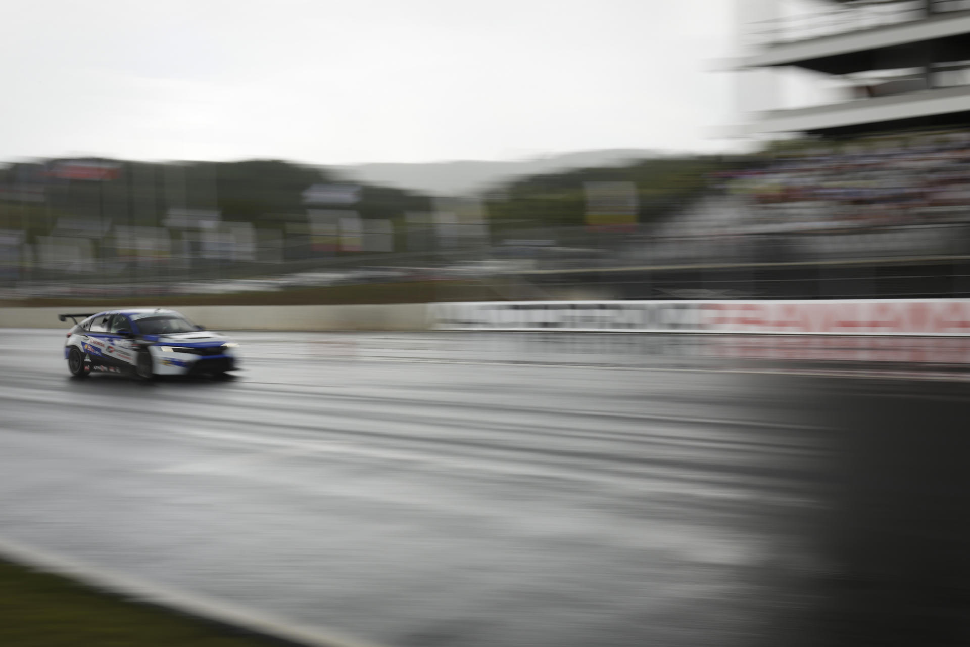 Fotografía de un auto de carrera en el Autódromo de Panamá en Capira (Panamá). EFE/ Bienvenido Velasco
