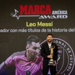 El futbolista argentino Lionel Messi sostiene la copa del Premio Marca América durante una ceremonia en el Estadio Chase en Fort Lauderdale, en Florida (Estados Unidos). EFE/Eva Marie Uzcátegui