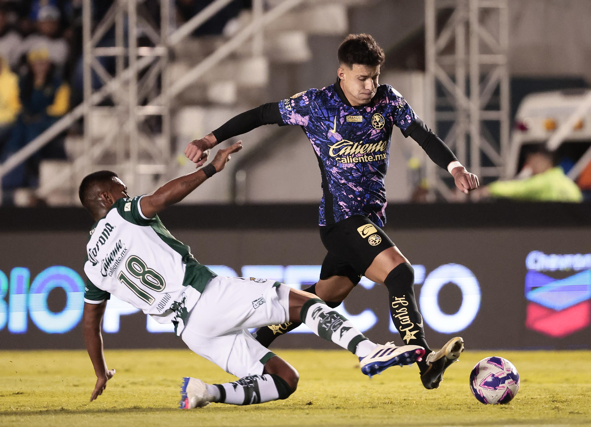 Illian Hernández (d) de América disputa el balón con Pedro Aquino de Santos este sábado, durante un partido de la jornada 12 del Torneo Apertura del fútbol mexicano. EFE/ José Méndez
