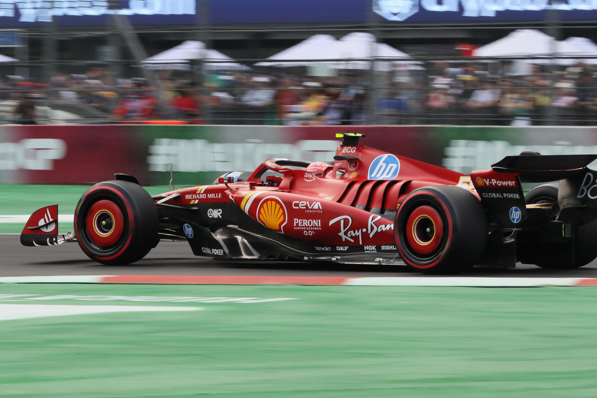 El español Carlos Sainz, de Ferrari, durante la clasificación del Gran Premio de México. EFE/ Mario Guzmán
