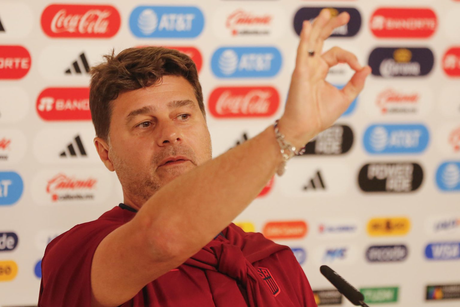 El entrenador de la selección de Estados Unidos de fútbol, el argentino Mauricio Pochettino habla durante una rueda de prensa, tras un entrenamiento este lunes, previo a un partido amistoso ante la selección mexicana de fútbol, en el Estadio Akron de la ciudad de Guadalajara, Jalisco (México). EFE/ Francisco Guasco