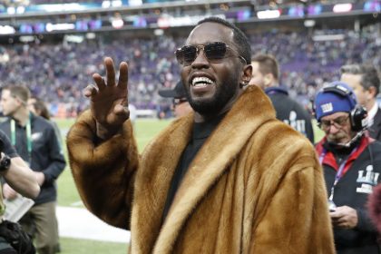 Fotografía de archivo deL 4 de febrero de 2018 de Sean 'Diddy' Combs, saludando antes del inicio del Super Bowl LII en el US Bank Stadium, en Minneapolis, Minnesota (Estados Unidos). EFE/ Erik S. Lesser