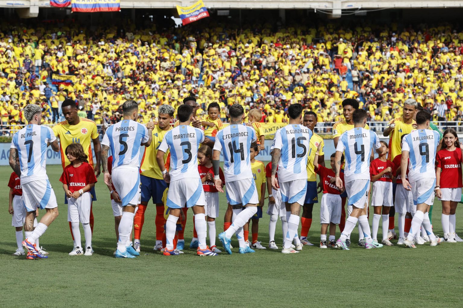 Fotografía de archivo tomada el pasado 10 de septiembre en la que se registró a jugadores de Argentina y Colombia antes de enfrentarse por la fecha 8 de las eliminatorias sudamericanas al Mundial FIFA de 2026, en el estadio Metropolitano de Barranquilla (Colombia). EFE/Mauricio Dueñas