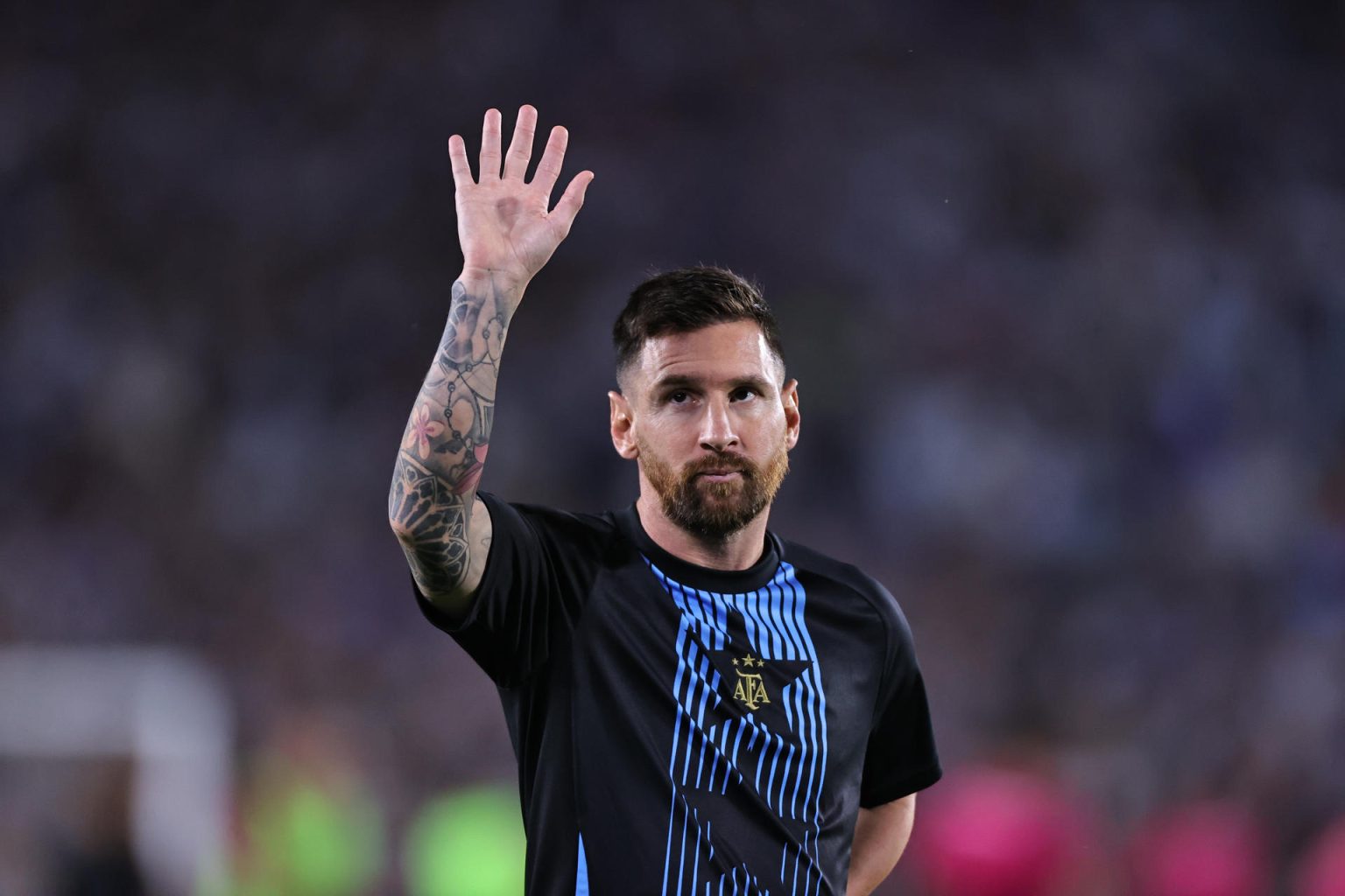 Lionel Messi saluda en el estadio Mas Monumental de Buenos Aires (Argentina). EFE/Juan Ignacio Roncoroni