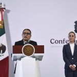 La secretaria de Gobernación (Segob), Rosa Icela Rodríguez (i), habla junto a la presidenta de México, Claudia Sheinbaum, durante una conferencia de prensa este miércoles, ofrecida en Palacio Nacional de la Ciudad de México (México). EFE/ Sáshenka Gutiérrez