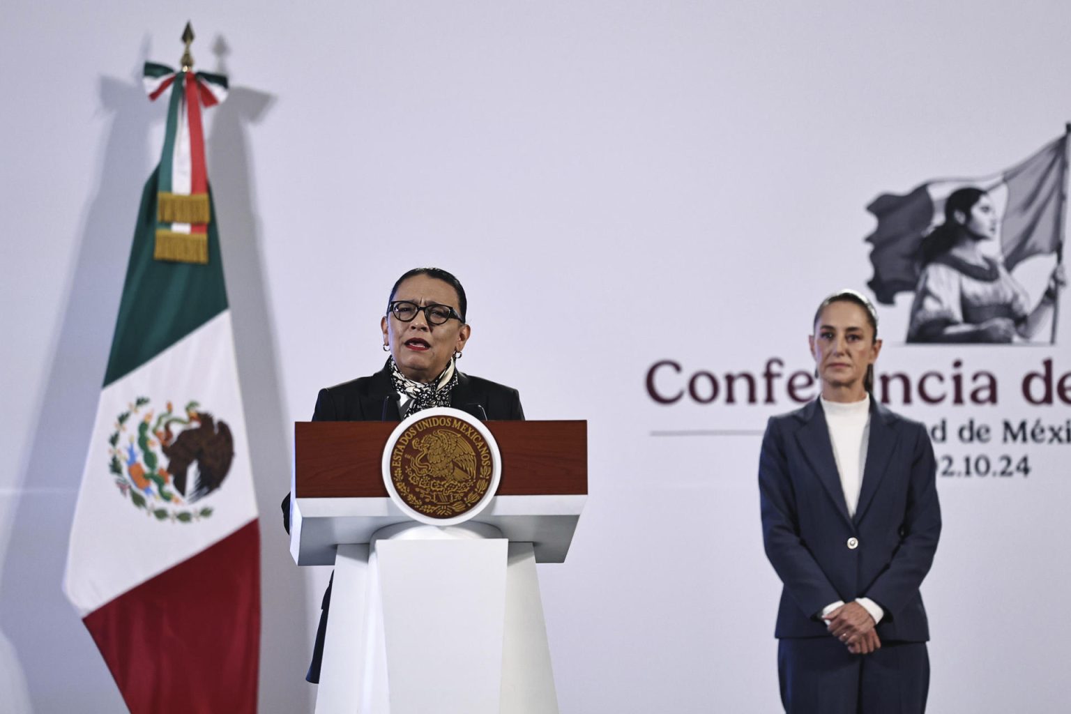 La secretaria de Gobernación (Segob), Rosa Icela Rodríguez (i), habla junto a la presidenta de México, Claudia Sheinbaum, durante una conferencia de prensa este miércoles, ofrecida en Palacio Nacional de la Ciudad de México (México). EFE/ Sáshenka Gutiérrez