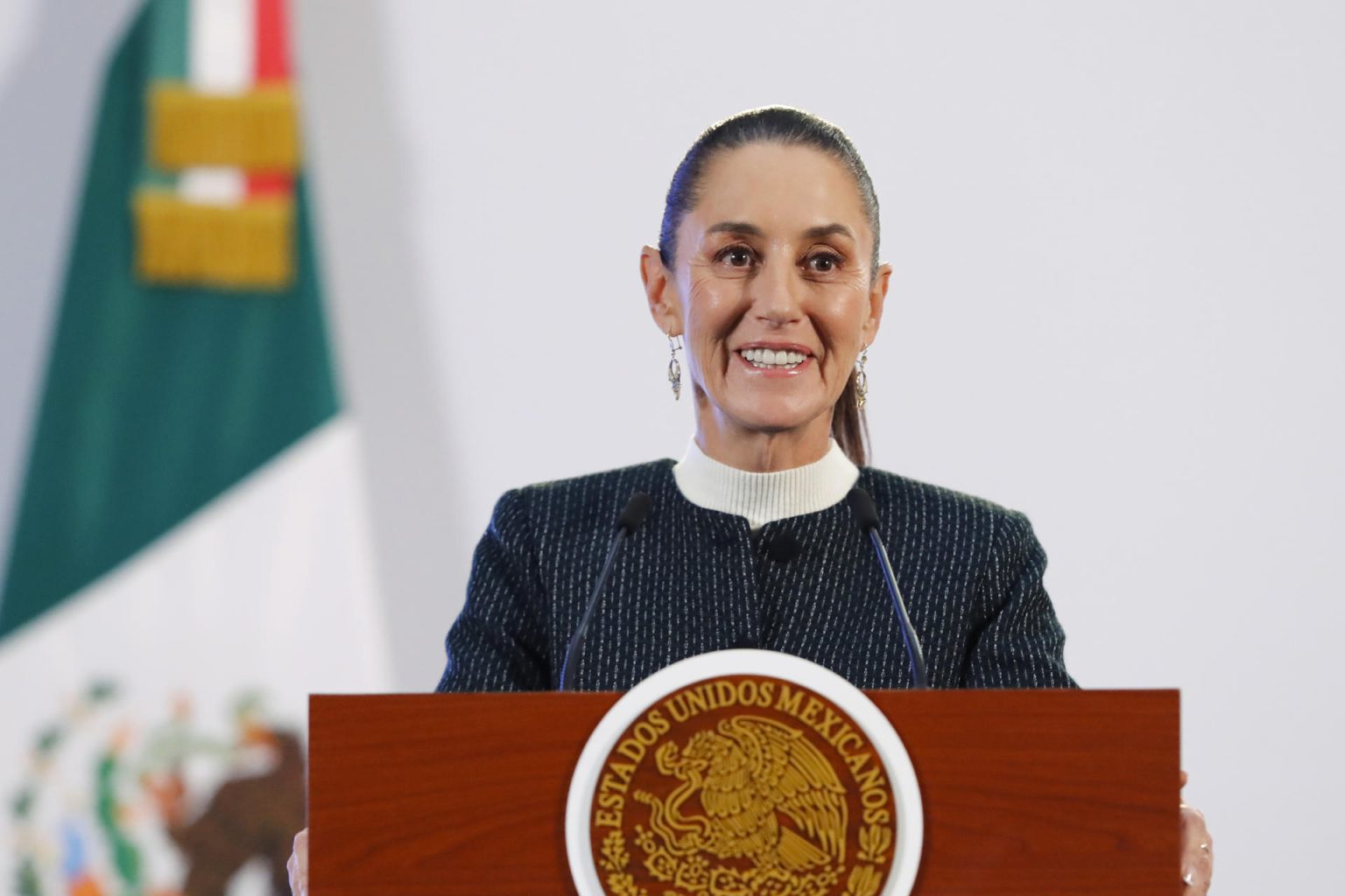 La presidenta de México, Claudia Sheinbaum, habla durante una rueda de prensa este jueves en el Palacio Nacional en la Ciudad de México (México). EFE/ Mario Guzmán