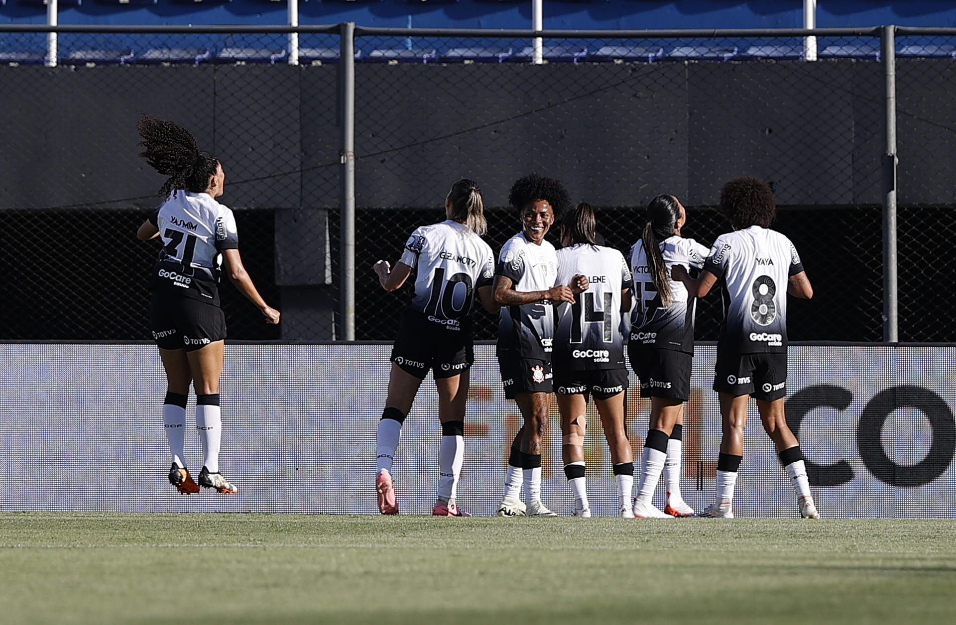 Jugadoras de Corinthians celebran un gol de Victória Albuquerque en la final de la Copa Libertadores Femenina. EFE/ Juan Pablo Pino
