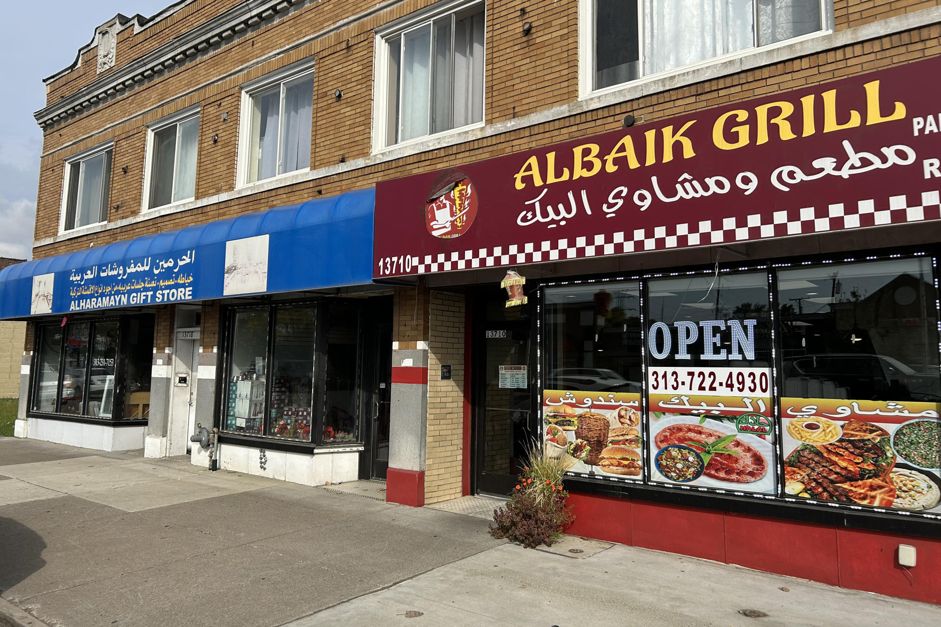 Fotografía del viernes 4 de octubre de 2024 donde se observan una tienda de muebles (i) y un restaurante árabe, con carteles árabes en una calle de Dearborn, Michigan (Estados Unidos). EFE/Javier Otazu
