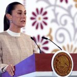 La presidenta de México, Claudia Sheinbaum, habla durante su conferencia de prensa matutina este lunes, en Palacio Nacional de la Ciudad de México (México). EFE/ Mario Guzmán