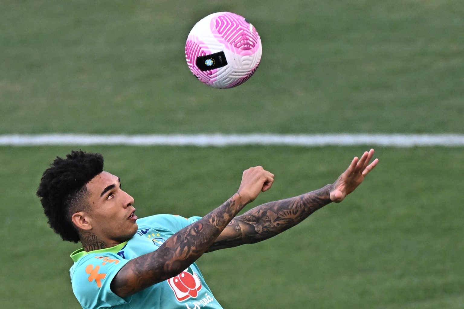 Igor Jesus, de la selección brasileña, entrena en el estadio Valmir Campelo Bezerra, en Brasilia, con miras al juego ante Perú. EFE/ Andre Borges