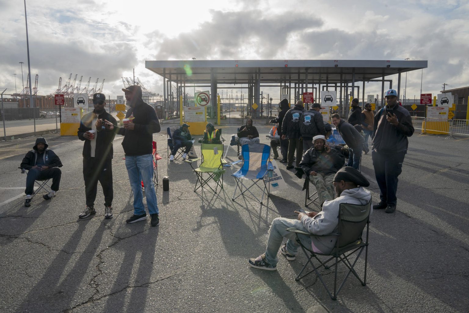 Trabajadores del puerto marítimo de Nueva Jersey, miembros del sindicato International Longshoremen’s Association (ILA), mantienen su huelga en el puerto de Nueva York y Nueva Jersey (EE.UU.). EFE/Ángel Colmenares