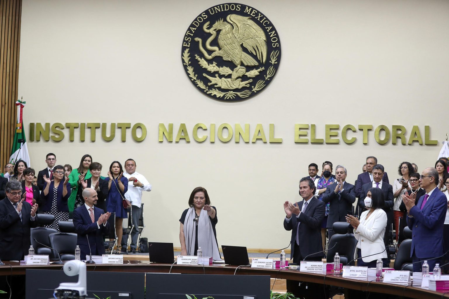 Imagen de archivo de la consejera presidenta del Instituto Nacional Electoral (INE), Guadalupe Taddei (C). EFE/ Isaac Esquivel