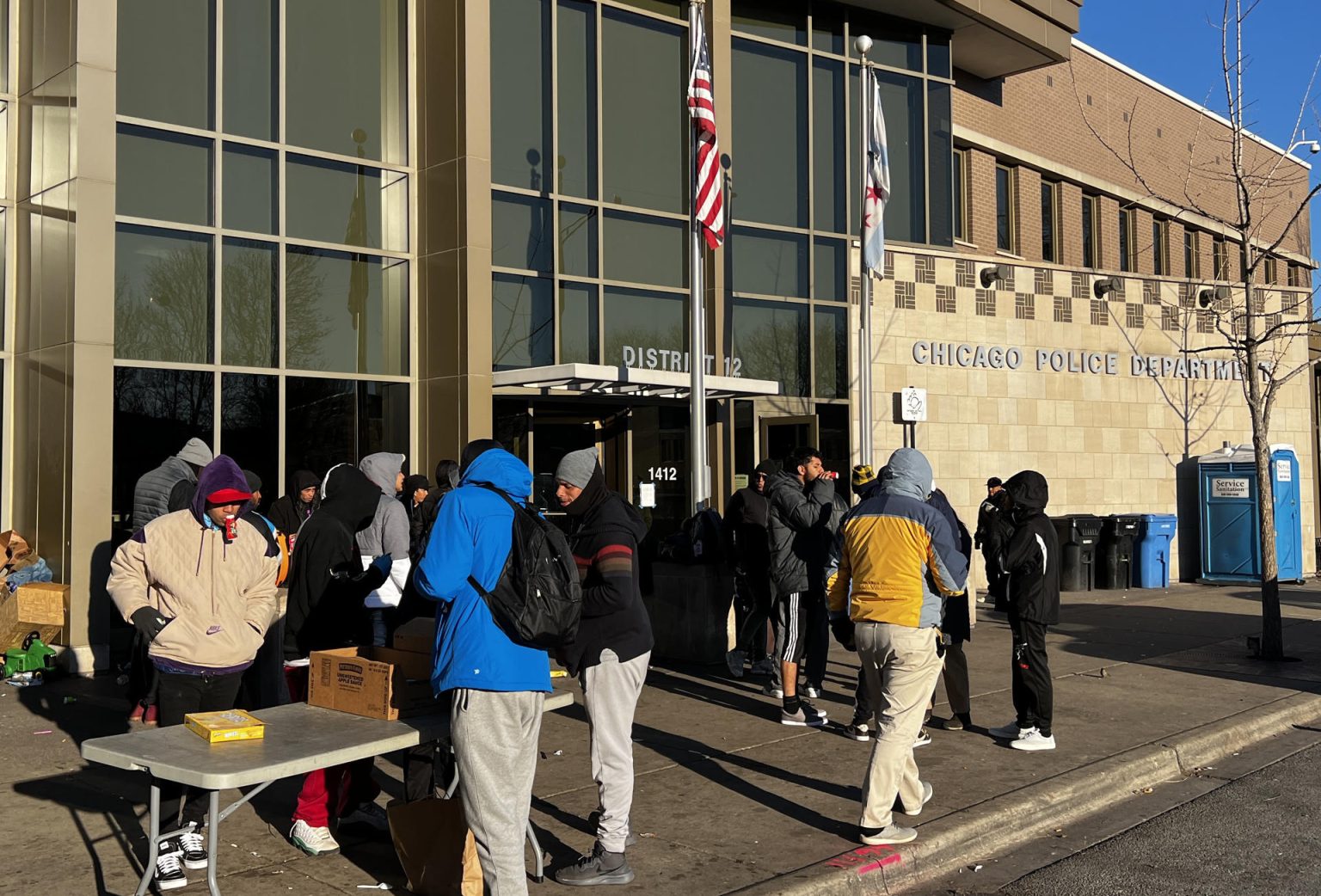 Un grupo de inmigrantes espera en fila para recibir comida de un albergue en la ciudad de Chicago, Illinois (EE.UU.). Archivo. EFE/ Enrique García Fuentes