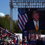 Imagen de archivo del candidato presidencial republicano y expresidente estadounidense Donald Trump, quien aparece en una pantalla en el Butler Farm Show antes de un mitín de campaña en Butler, Pensilvania. EFE/WILL OLIVER