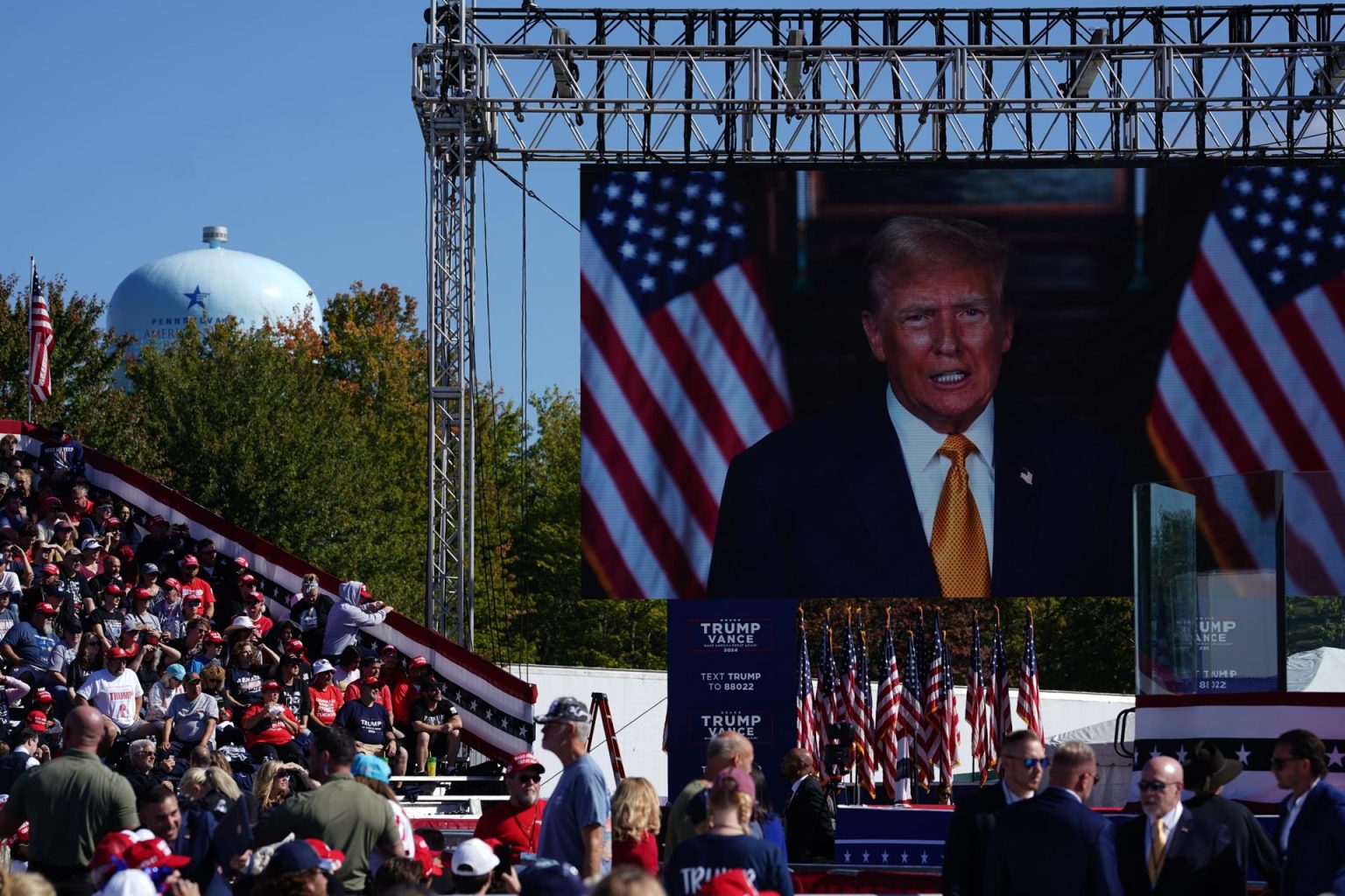 Imagen de archivo del candidato presidencial republicano y expresidente estadounidense Donald Trump, quien aparece en una pantalla en el Butler Farm Show antes de un mitín de campaña en Butler, Pensilvania. EFE/WILL OLIVER