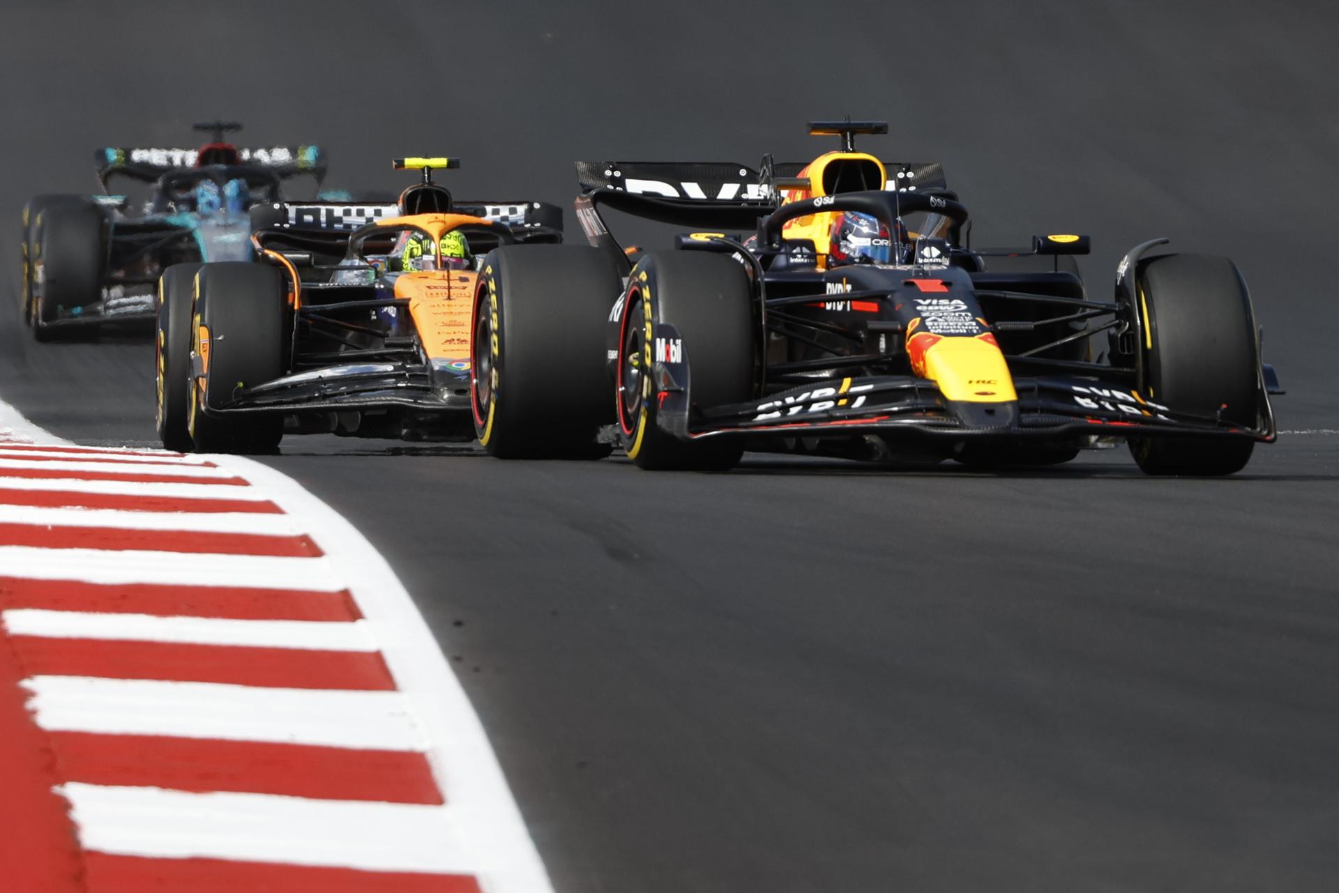 Max Verstappen de los Países Bajos para el equipo Red Bull Racing (d) y Lando Norris del Reino Unido para el equipo McLaren (I), en acción durante la carrera Sprint en Austin, TX, EE. UU. EFE/EPA/JOHN MABANGLO
