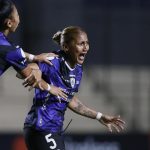 La central ecuatoriana Analiz Zambrano celebra el gol con el que Independiente del Valle empató 1-1 este v viernes con Ferroviaria en la primera jornada del Grupo C de la Copa Libertadores femenina en el estadio Arsenio Erico de Asunción EFE/ Juan Pablo Pino