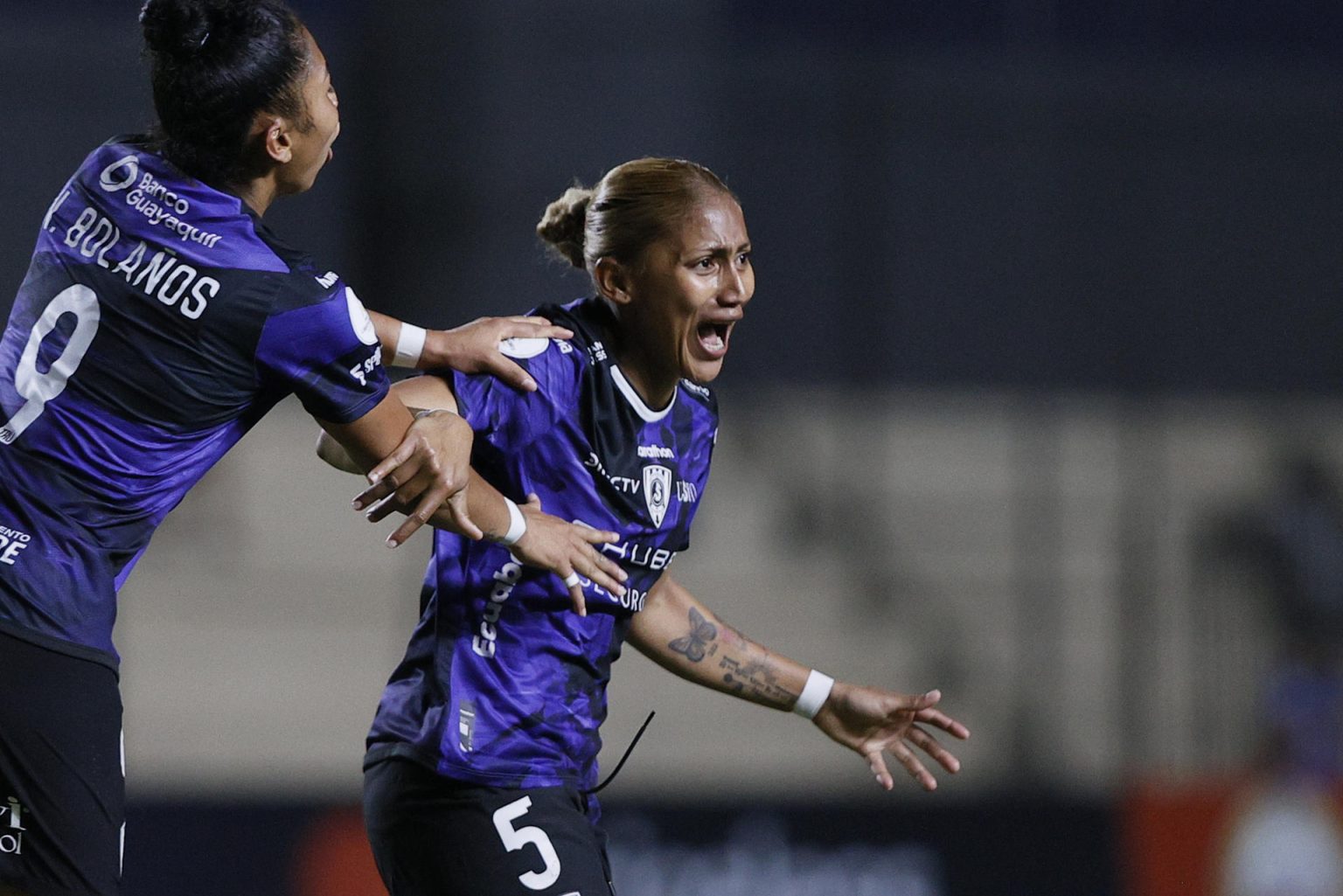 La central ecuatoriana Analiz Zambrano celebra el gol con el que Independiente del Valle empató 1-1 este v viernes con Ferroviaria en la primera jornada del Grupo C de la Copa Libertadores femenina en el estadio Arsenio Erico de Asunción EFE/ Juan Pablo Pino