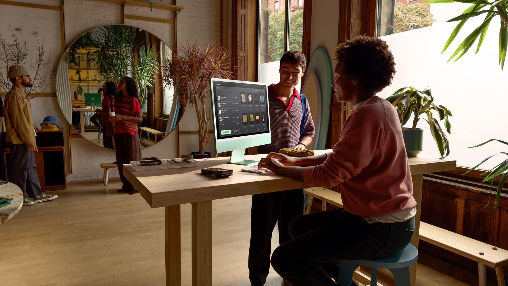 Fotografía sin fecha cedida por Apple donde se ve a una mujer trabajando en el nuevo iMac con un chip M4 en una oficina. EFE/Apple /SOLO USO EDITORIAL /NO VENTAS /SOLO DISPONIBLE PARA ILUSTRAR LA NOTICIA QUE ACOMPAÑA /CRÉDITO OBLIGATORIO
