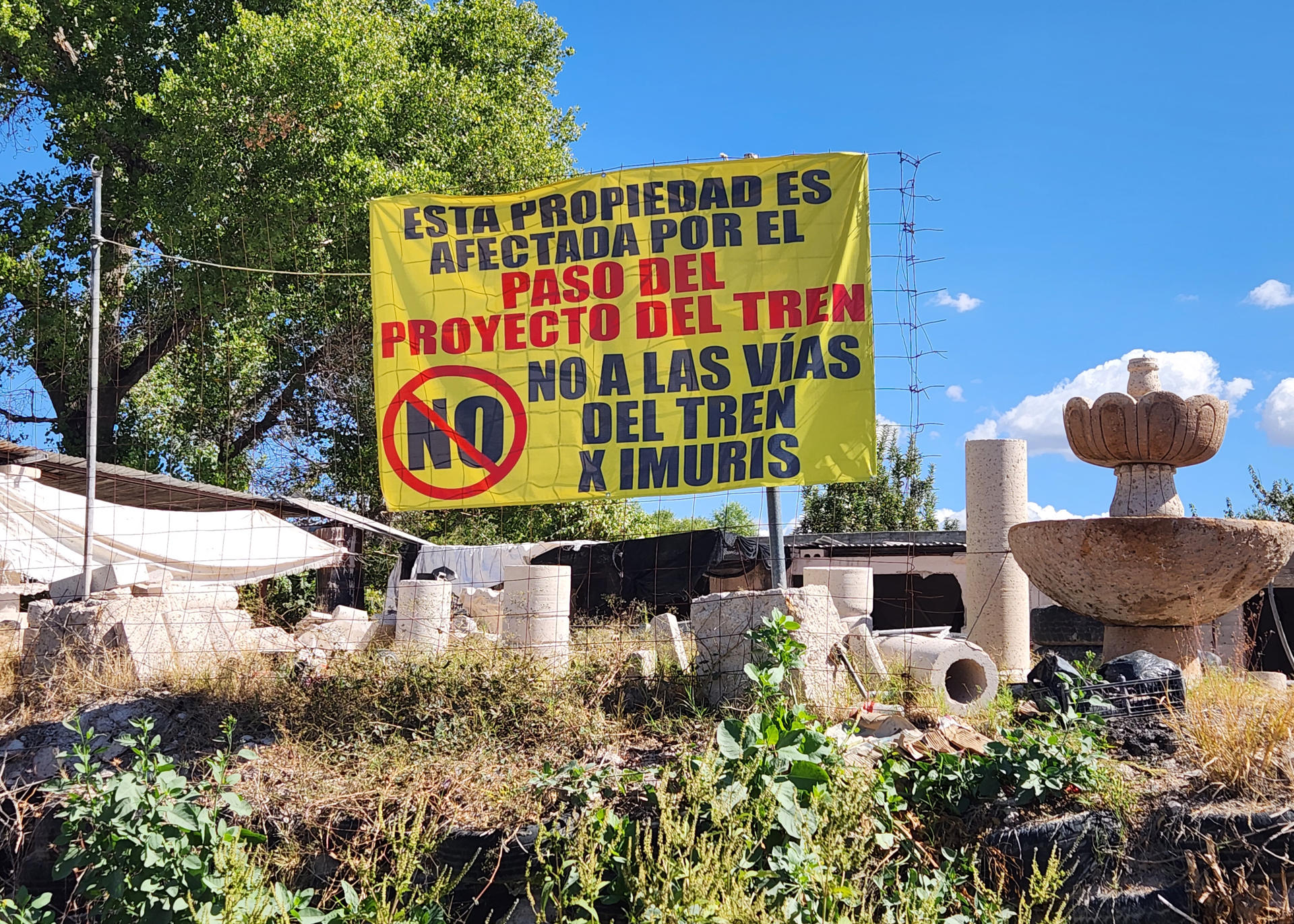 Fotografía de una manta de protesta en contra de la construcción de vías férreas, este jueves en la ciudad de Hermosillo en el estado de Sonora (México). EFE/Daniel Sánchez
