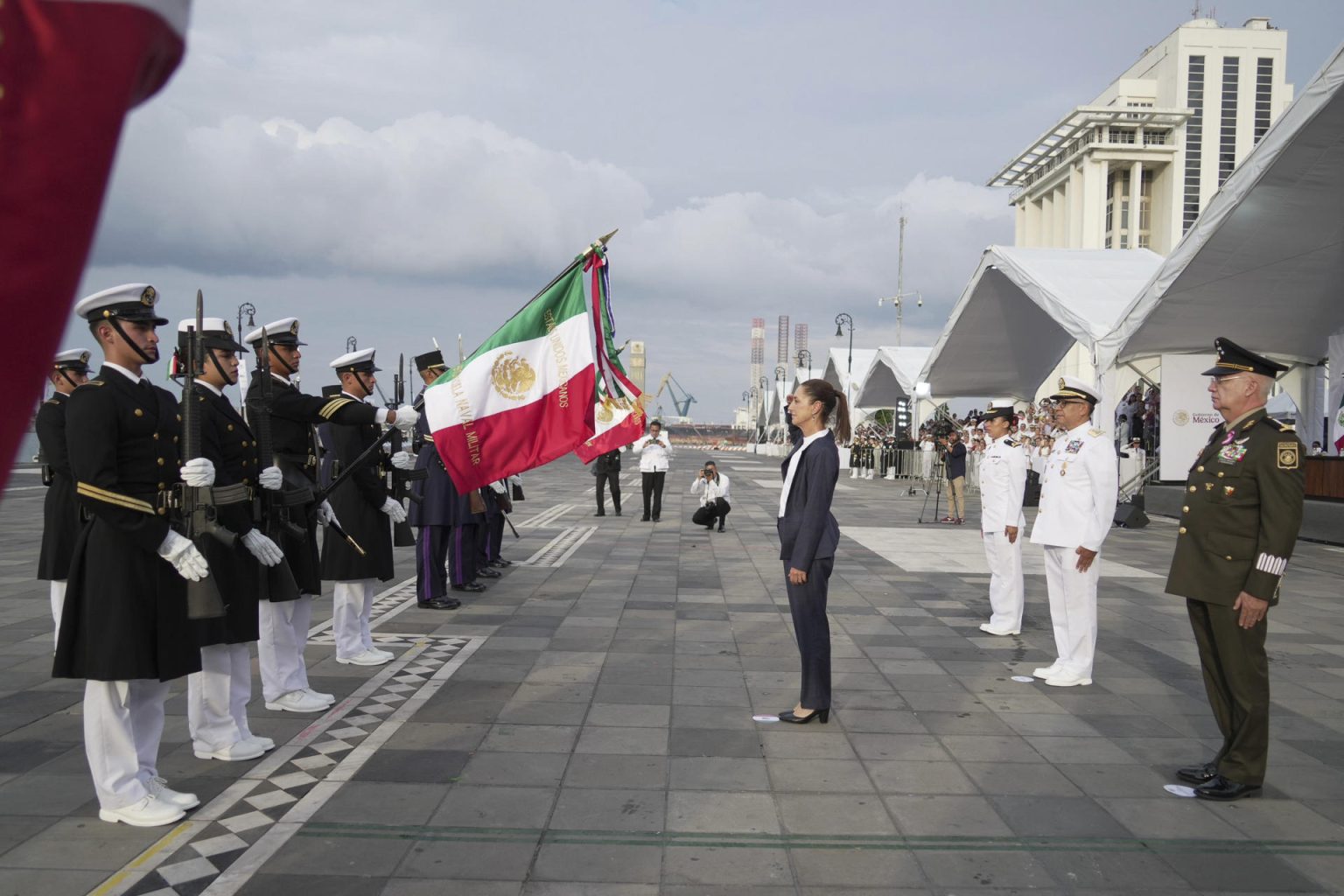 Fotografía cedida este viernes por la Presidencia de México, de la presidenta de México, Claudia Sheinbaum, durante un acto protocolario en el Puerto de Veracruz (México). EFE/Presidencia de México/SOLO USO EDITORIAL/SOLO DISPONIBLE PARA ILUSTRAR LA NOTICIA QUE ACOMPAÑA (CRÉDITO OBLIGATORIO)