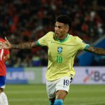 Igor Jesus Maciel da Cruz de Brasil celebra su gol en un partido de las eliminatorias sudamericanas para el Mundial de 2026. EFE/ Elvis González