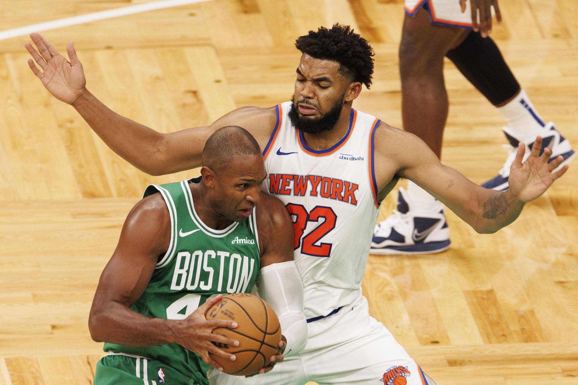 Al Horford, de los Celtics, intenta avanzar ante la marca de Karl-Anthony Towns, de los Knicks, durante el partido de la NBA en Boston. EFE/EPA/CJ GUNTHER
