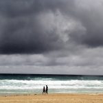 Imagen de archivo de turistas que caminan en la zona de playas que lucen con banderas rojas por los fuertes vientos que se registranen la ciudad mexicana de Cancún, en el estado de Quintana Roo (México). EFE/Alosnso Cupul