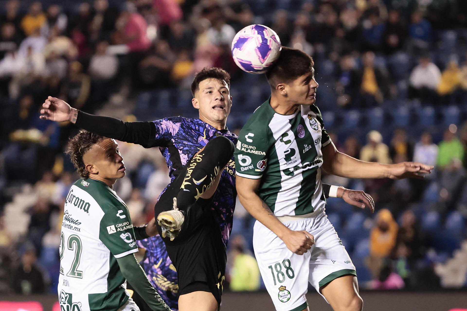 Illian Hernández (i) de América disputa el balón con Jonathan Pérez (d) de Santos este sábado, durante un partido de la jornada 12 del Torneo Apertura del fútbol mexicano. EFE/ José Méndez
