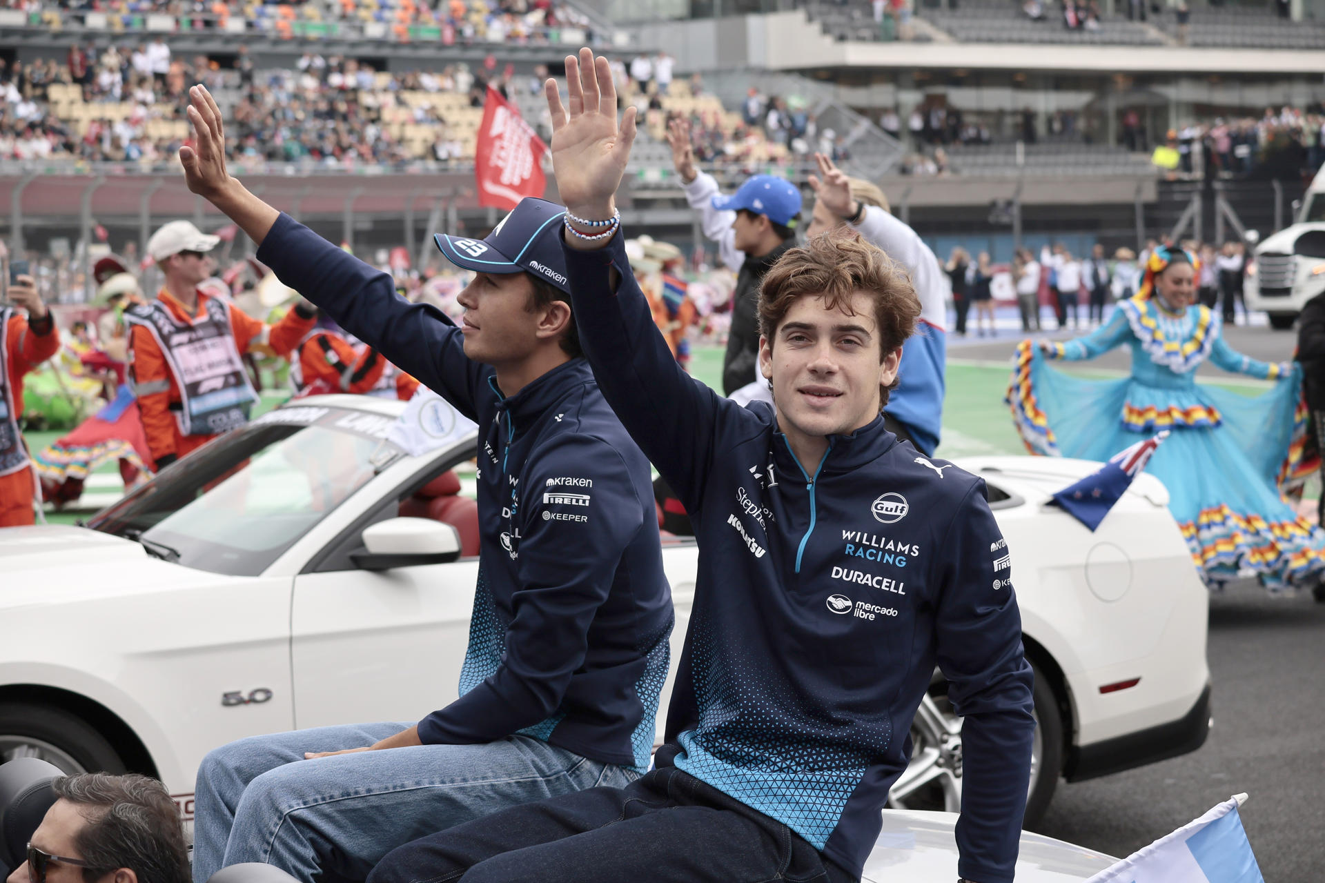 Los pilotos del equipo Williams Alexander Albon (i) y Franco Colapinto, participan en la ceremonia protocolaria este domingo en el Gran Premio de Fórmula 1 en el autódromo Hermanos Rodriguez de la Ciudad de México (México). EFE/José Méndez
