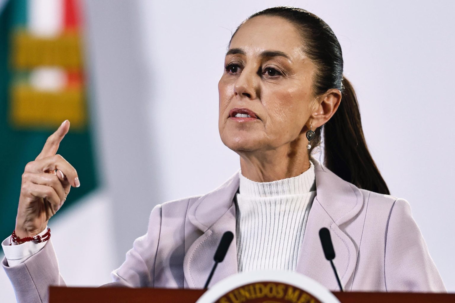 La presidenta de México Claudia Sheinbaum, habla este viernes durante su conferencia de prensa matutina en Palacio Nacional, en la Ciudad de México (México). EFE/ Sáshenka Gutiérrez