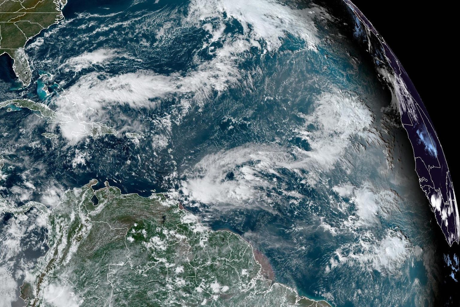 Fotografía satelital cedida por la Oficina Nacional de Administración Oceánica y Atmosférica (NOAA) a través del Centro Nacional de Huracanes (NHC) estadounidense donde se muestra la localización de la tormenta tropical Oscar este lunes, en el Atlántico. EFE/NOAA-NHC /SOLO USO EDITORIAL /NO VENTAS /SOLO DISPONIBLE PARA ILUSTRAR LA NOTICIA QUE ACOMPAÑA /CRÉDITO OBLIGATORIO