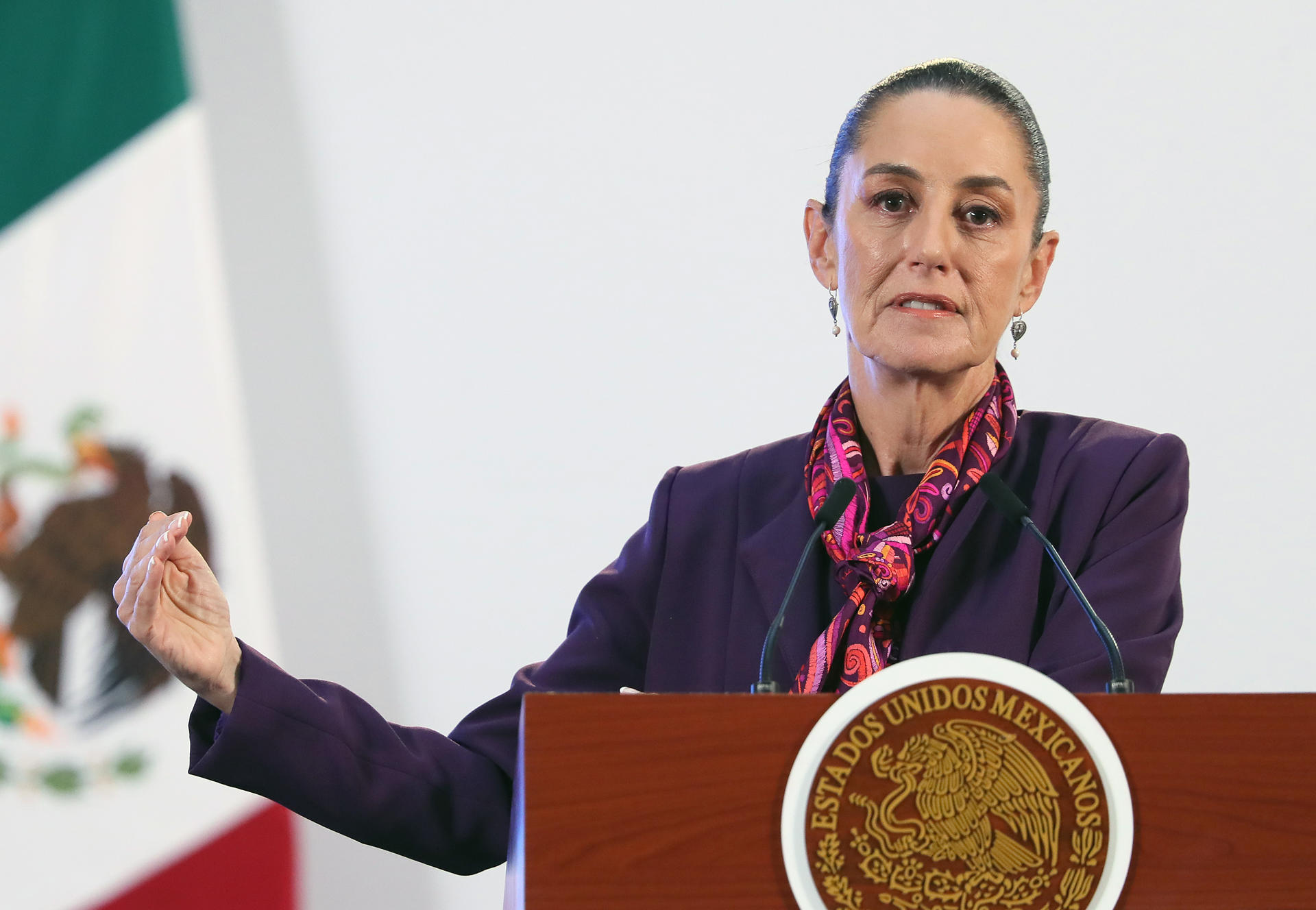 La presidenta de México, Claudia Sheinbaum, habla durante su conferencia de prensa matutina este lunes, en el Palacio Nacional en la Ciudad de México (México). EFE/ Mario Guzmán
