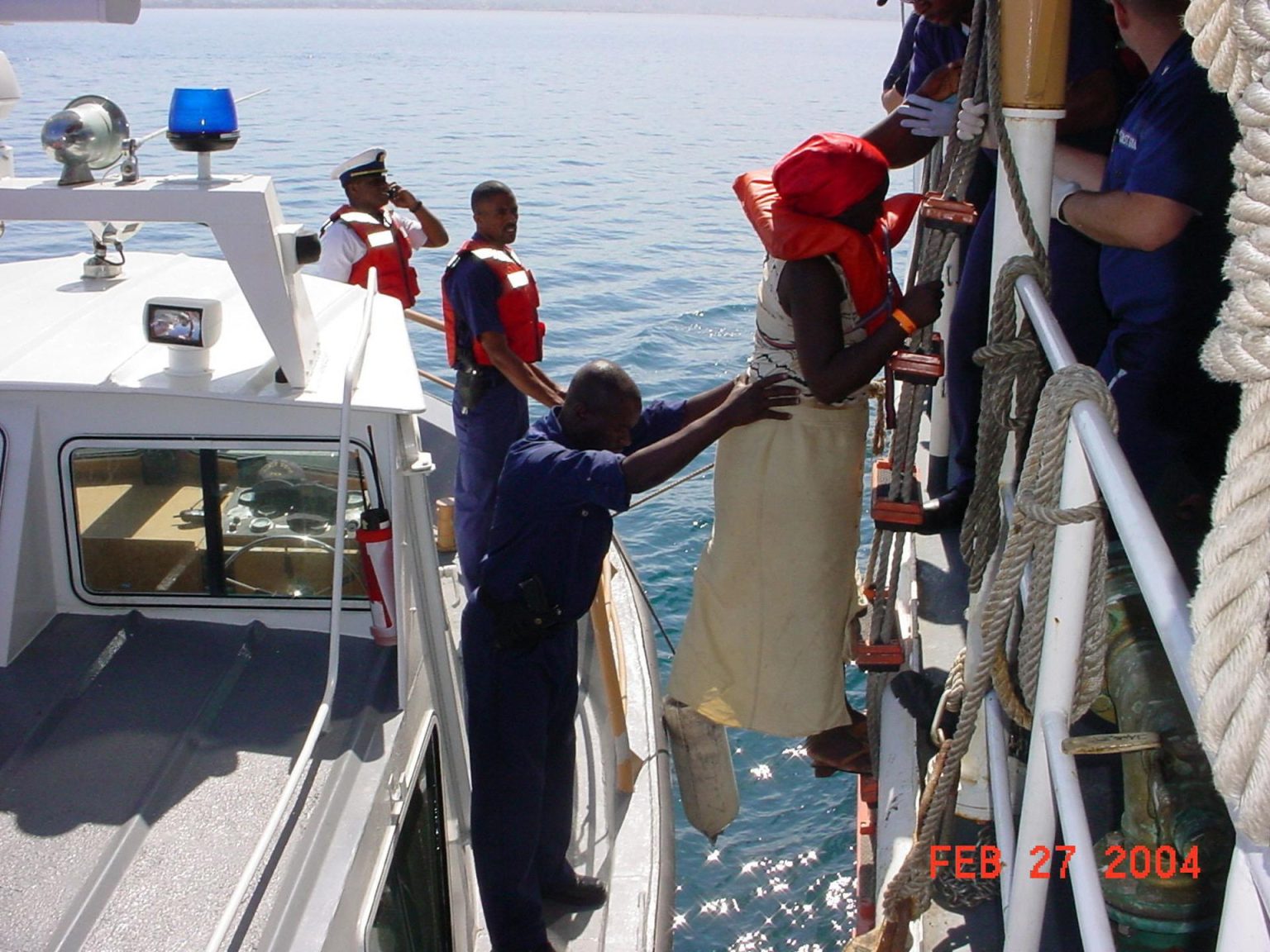 Imagen de archivo de miembros de la guardia costera estadounidense en el momento que realizan la repatriación de ciudadanos haitianos en Puerto  Rico. EFE/Guardia Costera Estadounidense