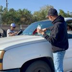 Migrantes venezolanos limpian el parabrisas de un carro, el 10 de octubre de 2024, en un avenida en Aurora (Estados Unidos). EFE/ Alejandra Arredondo