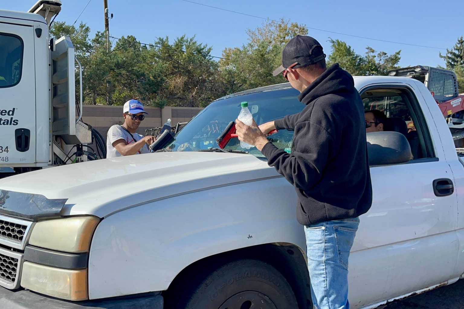 Migrantes venezolanos limpian el parabrisas de un carro, el 10 de octubre de 2024, en un avenida en Aurora (Estados Unidos). EFE/ Alejandra Arredondo