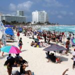 Fotografía de archivo fechada el 28 de abril de 2024 que muestra turistas en una playa en el balneario mexicano de Cancún en Quintana Roo (México). EFE/Alonso Cupul