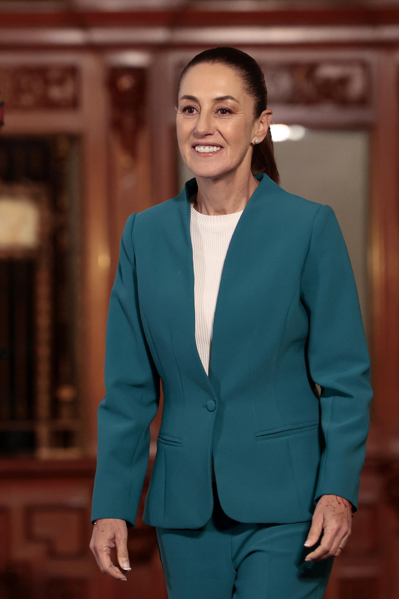 La presidenta de México, Claudia Sheinbaum, asiste a su conferencia de prensa matutina este lunes, en Palacio Nacional de la Ciudad de México (México). EFE/ José Méndez
