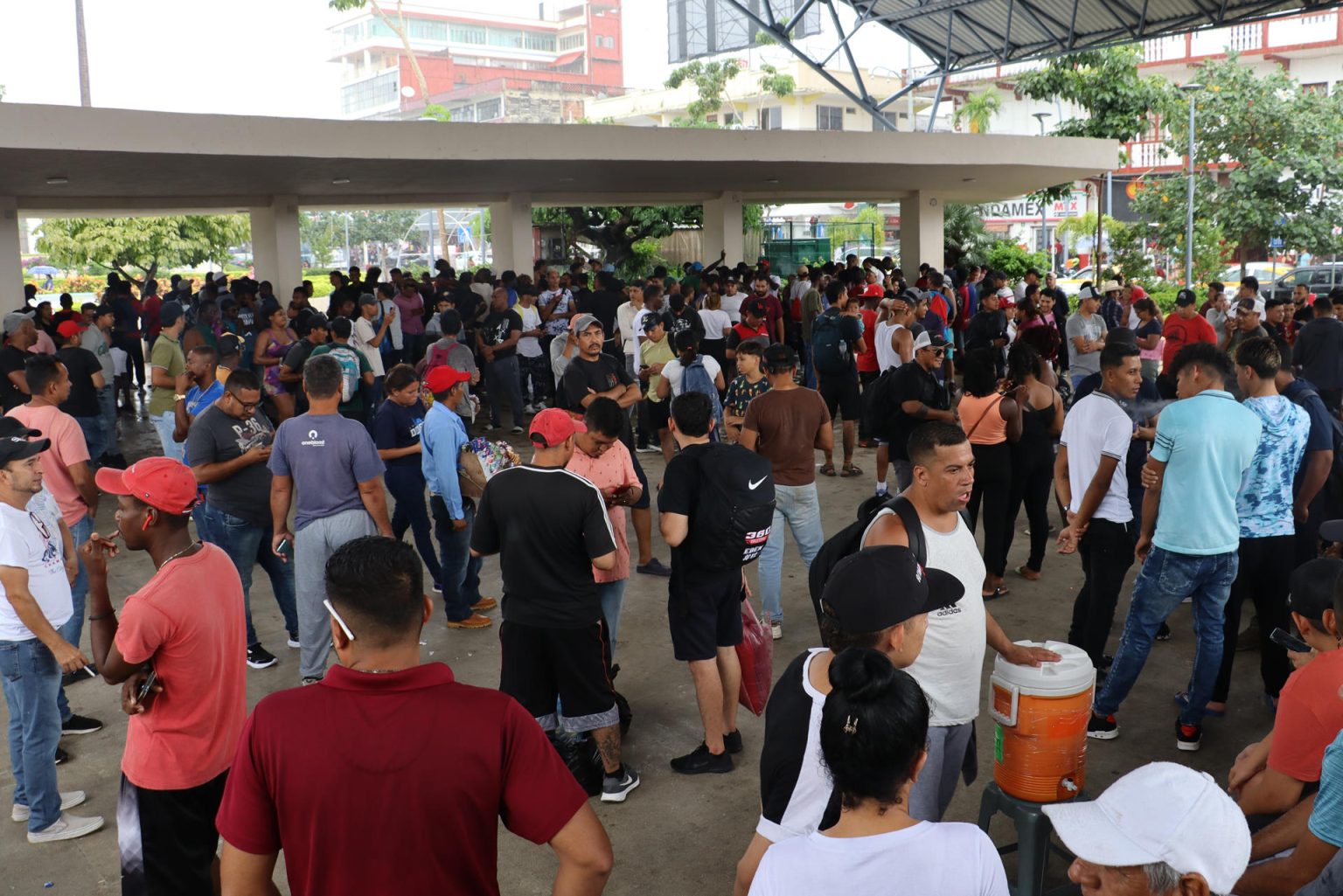 Migrantes permanecen en las principales plazas públicas este viernes, en el municipio de Tapachula en Chiapas (México). EFE/Juan Manuel Blanco