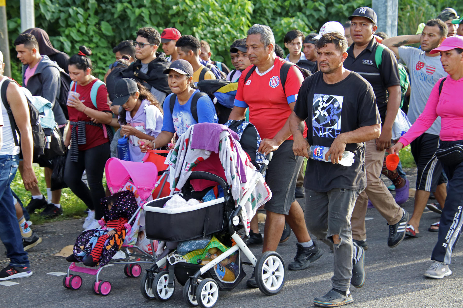 Migrantes salen en caravana este sábado de la ciudad de Tapachula, en el estado de Chiapas (México). EFE/Juan Manuel Blanco
