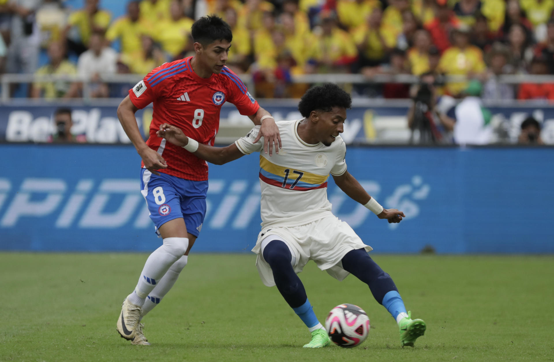 Johan Mojica (d) de Colombia disputa el balón con Darío Osorio de Chile en un partido de las eliminatorias sudamericanas para el Mundial de 2026. EFE/ Carlos Ortega
