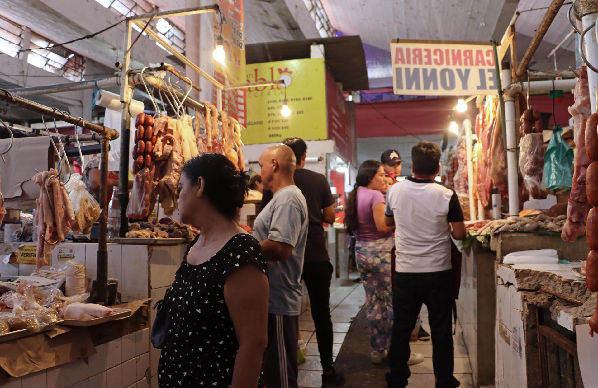 Personas compran carne este viernes en un mercado en la ciudad de Tapachula en el estado de Chiapas (México). EFE/Juan Manuel Blanco
